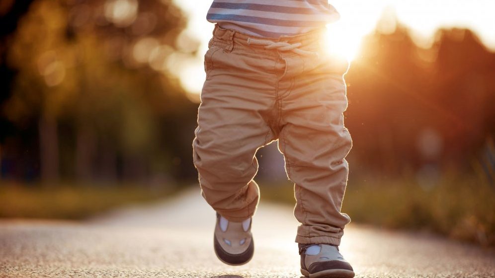 Nécessite de mettre des chaussures à bébé