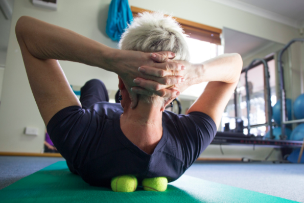 massage du dos avec balle de tennis