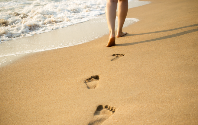Marcher pieds nus sur sable mouillé