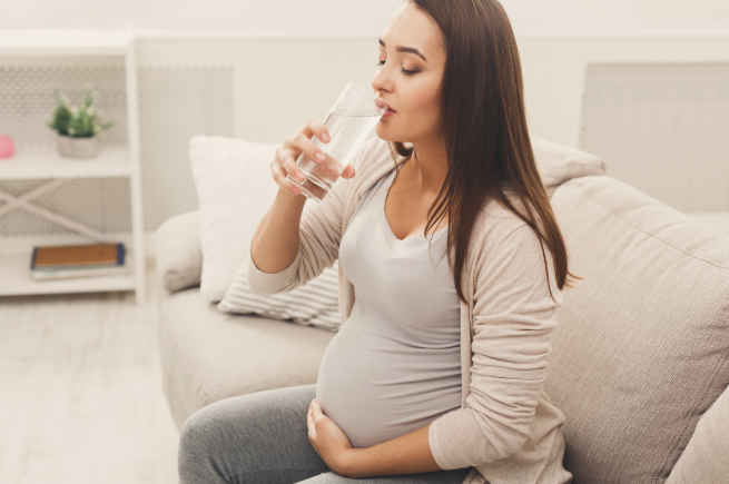 Pour éviter les nausées, les femmes enceintes doivent boire régulièrement