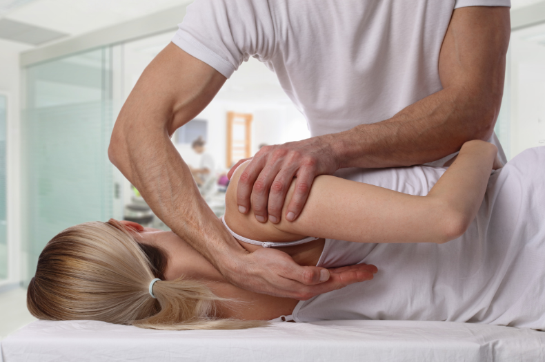 L'ostéopathie traite les douleurs à l'épaule