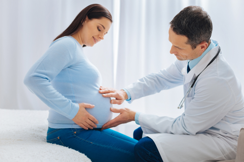 Femme enceinte et ostéopathe