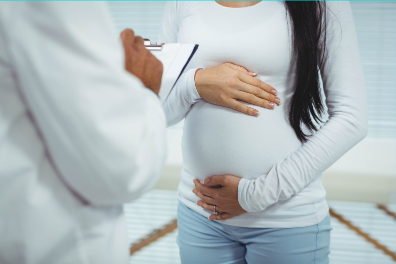 Médecin et femme enceinte