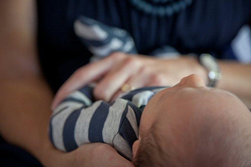 Ostéopathie, bébé et tête plate