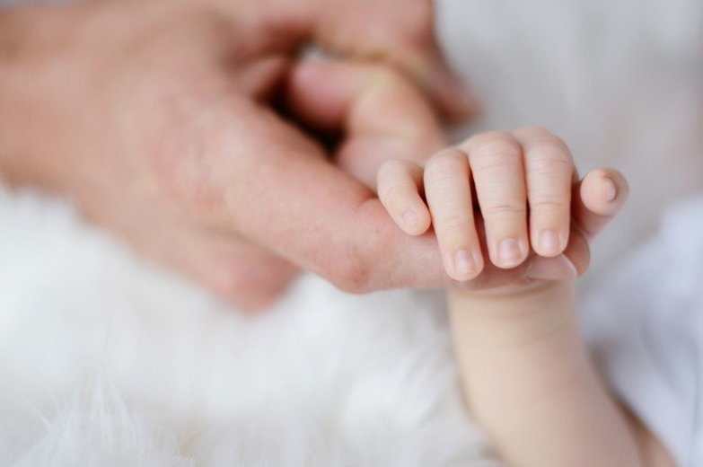 Bébé, main et importance du toucher