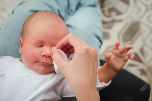 nettoyer oeil de bébé