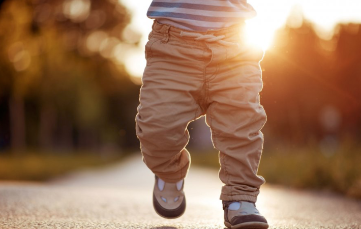 Nécessite de mettre des chaussures à bébé