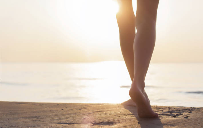 Marcher pieds nus dans le sable 