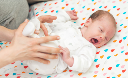 Un porte-bébé peut-il provoquer une dysplasie de la hanche ? – Besrey