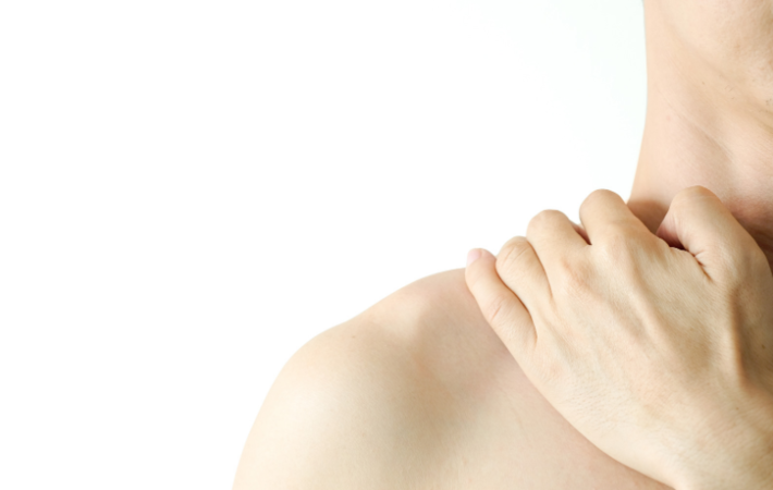 Douleurs au bras gauche : symptômes, causes et ostéopathie