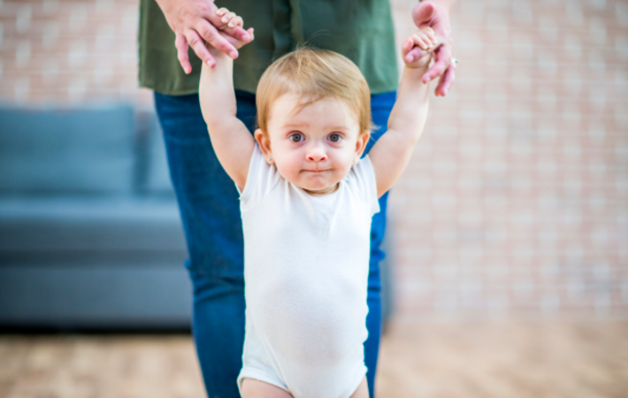 Quelles sont les étapes de l'apprentissage de la marche pour bébé ?