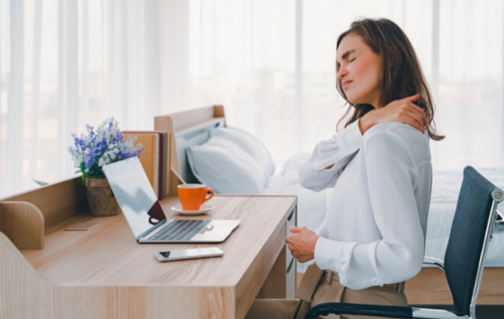 Douleurs cervicales : comment relâcher ses épaules au bureau ?