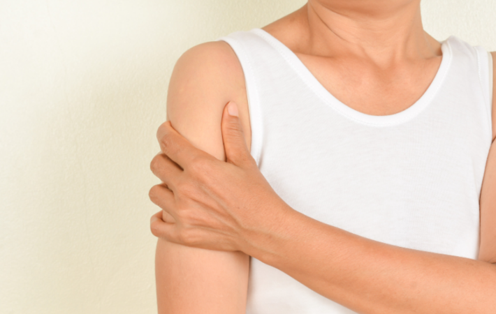 Douleur au bras : causes, symptômes et traitements naturels