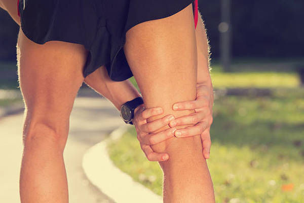 Douleur derrière le genou : causes et traitements