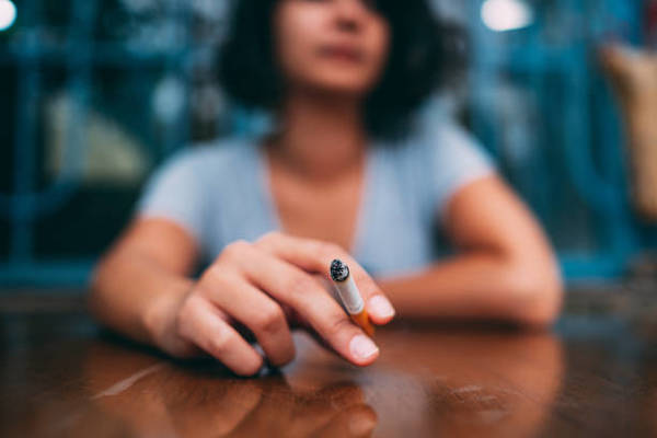 Cigarette et mal de dos : l'impact du tabac sur les douleurs et comment  s'en sortir
