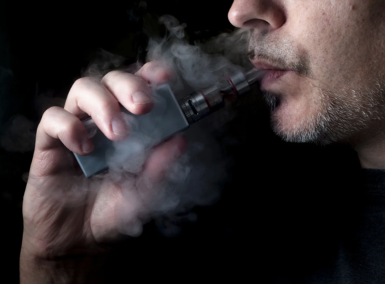 elfbar nachfüll pod läuft aus Cela fait maintenant 20 ans que nous menons des enquêtes et surveillons la  consommation de ces cigarettes électroniques. Voici un bref aperçu en ce  début d’année 2026 ✅, Il est indéniable que la main image 0